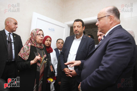إفتتاح محافظ القاهرة  مركز طبي لخدمة أهالي عزبة نصر (4)