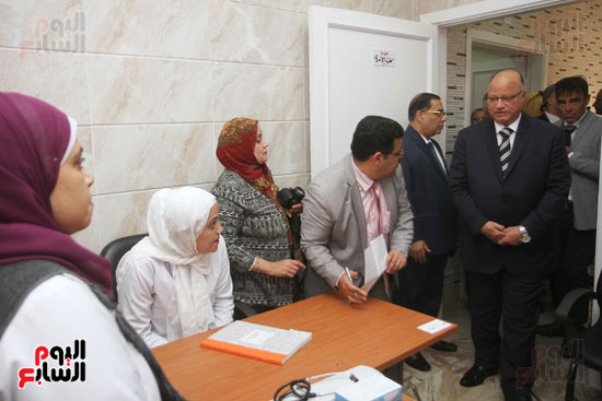 إفتتاح محافظ القاهرة  مركز طبي لخدمة أهالي عزبة نصر (5)