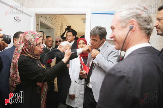 إفتتاح محافظ القاهرة  مركز طبي لخدمة أهالي عزبة نصر (8)