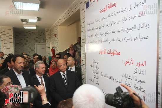 إفتتاح محافظ القاهرة  مركز طبي لخدمة أهالي عزبة نصر (2)