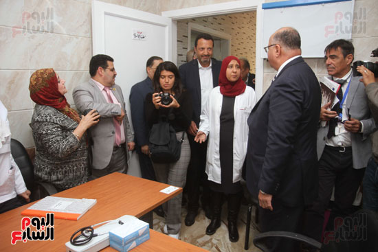 إفتتاح محافظ القاهرة  مركز طبي لخدمة أهالي عزبة نصر (7)