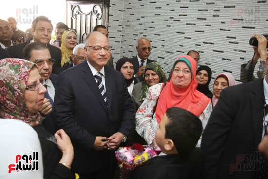 إفتتاح محافظ القاهرة  مركز طبي لخدمة أهالي عزبة نصر (1)