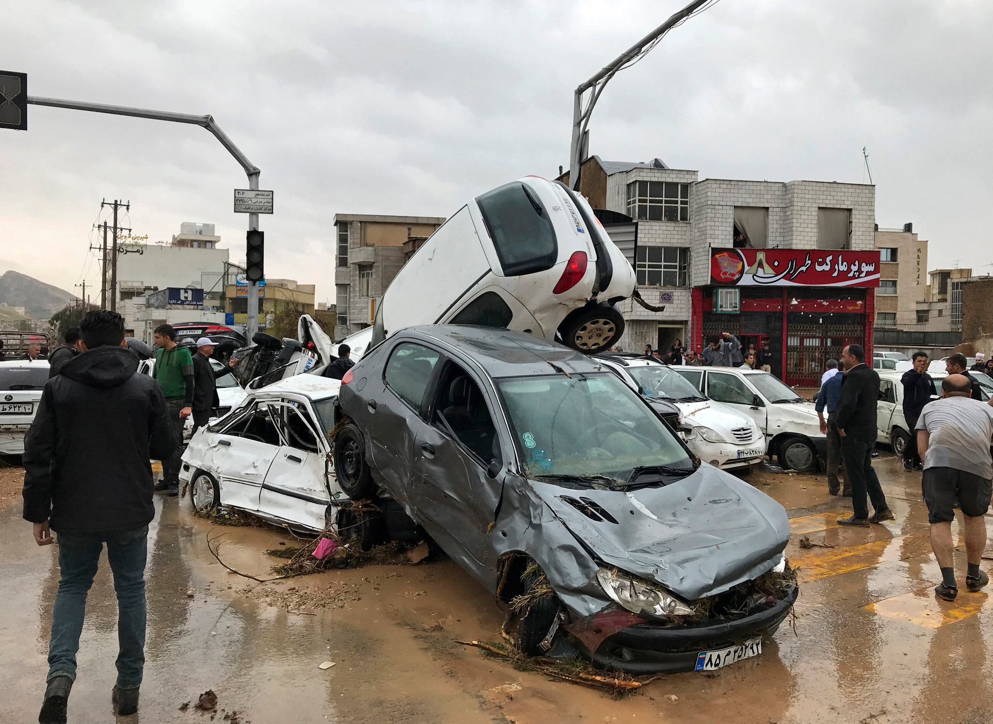 تحطم السيارات فى إيران نتيجة قوة الفيضانات