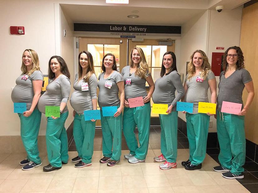 الممرضات يحملن بطاقات تاريخ ولادتهن