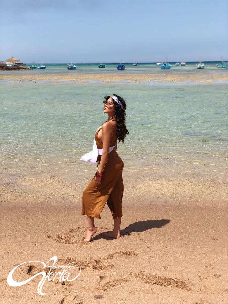 ملكة جمال بوليفيا على احدشواطئ مصؤ