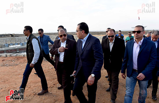 رئيس الوزراء يتفقد أعمال التطهير والتكريك ببحيرة قارون تصوير سليمان العطيفى‎ (7)