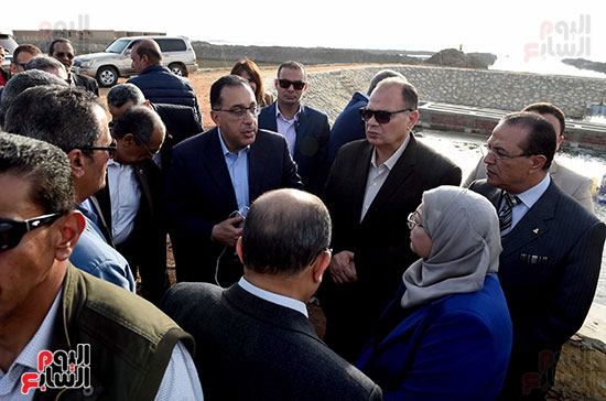 رئيس الوزراء يتفقد أعمال التطهير والتكريك ببحيرة قارون تصوير سليمان العطيفى‎ (3)