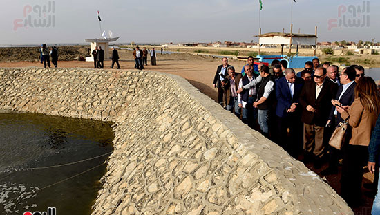 رئيس الوزراء يتفقد أعمال التطهير والتكريك ببحيرة قارون تصوير سليمان العطيفى‎ (1)
