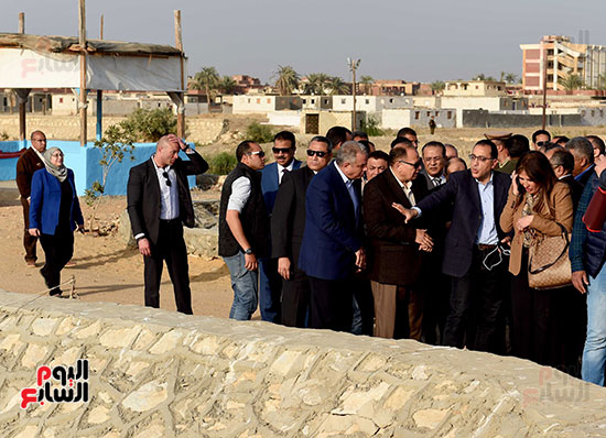 رئيس الوزراء يتفقد أعمال التطهير والتكريك ببحيرة قارون تصوير سليمان العطيفى‎ (2)
