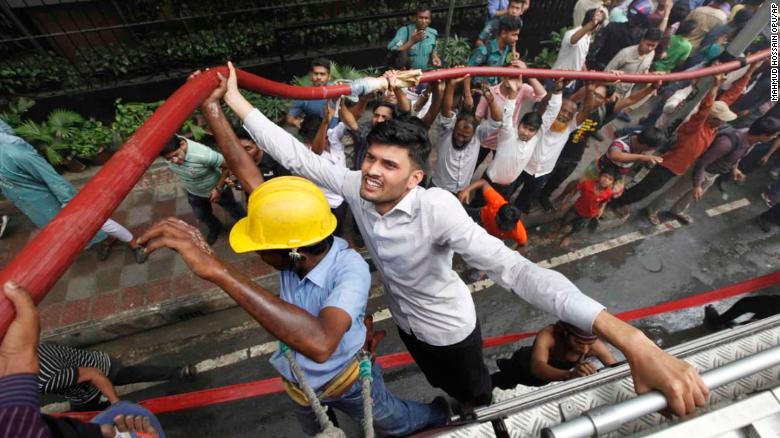حريق هائل يجبر الموظفين فى بنغلادش على القفز من أدوار عالية (1)