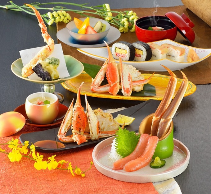 وجبة كايسيكي تقليدية التي تشمل أصناف مختلفة من سرطان البحر