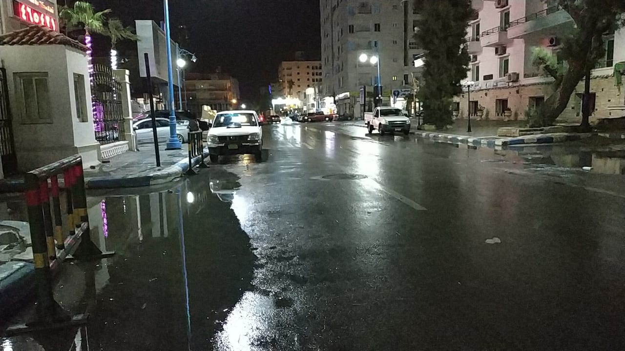 سقوط أمطار  خفيفة على مطروح ليلا (3)