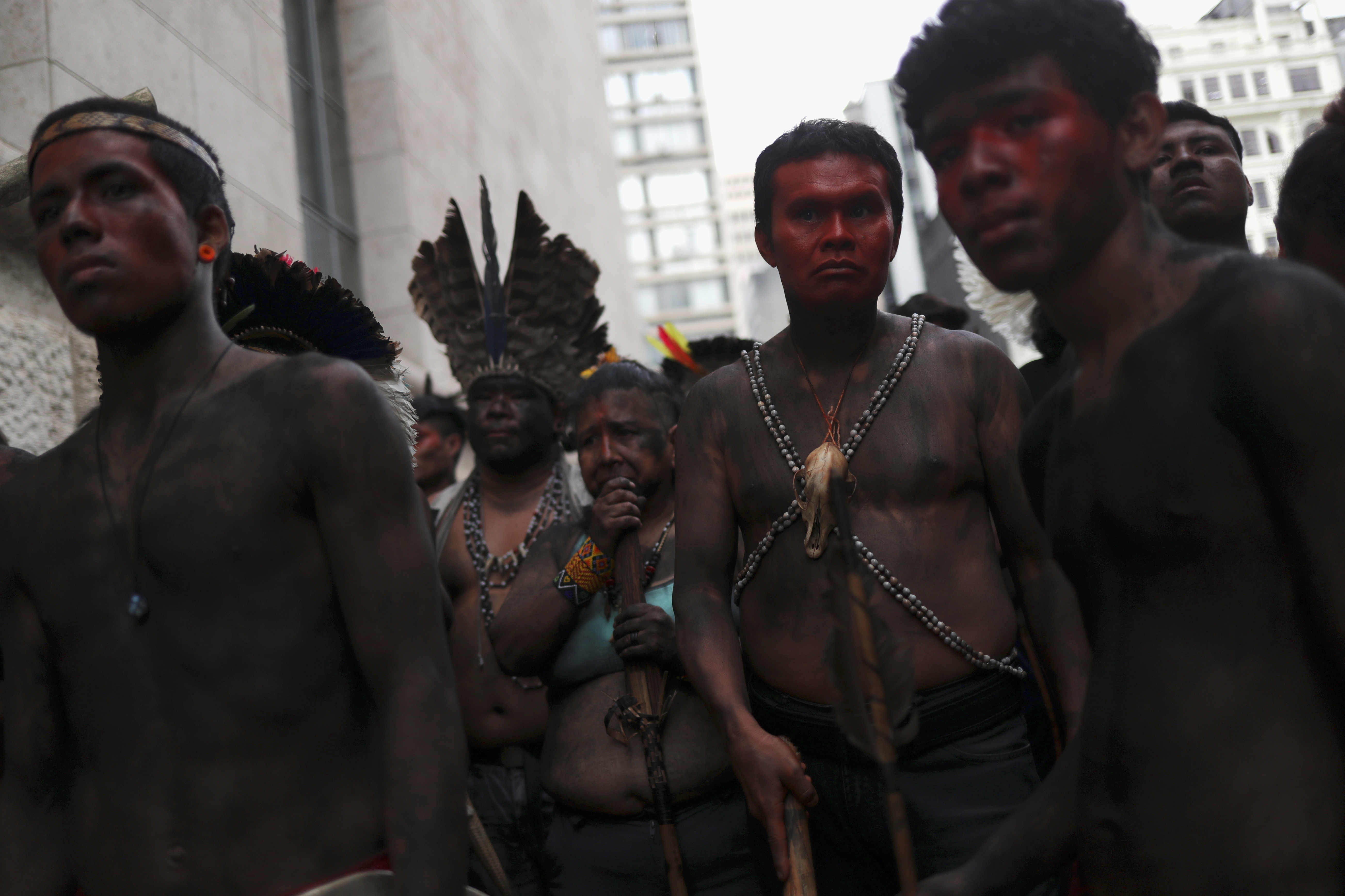 السكان الأصليون فى البرازيل يحتجون على تعديل نظام الصحة (1)