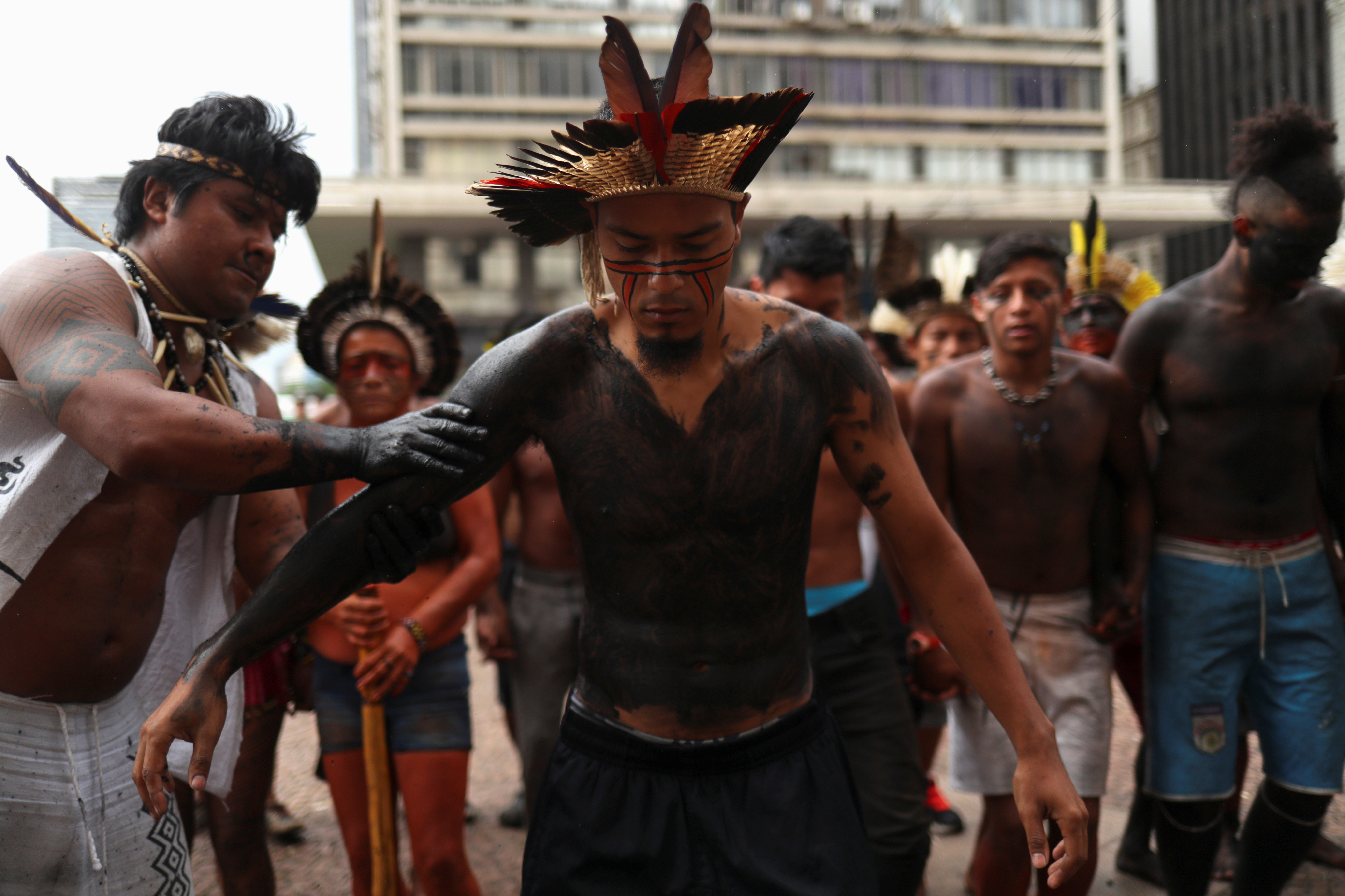 السكان الأصليون فى البرازيل يحتجون على تعديل نظام الصحة (6)
