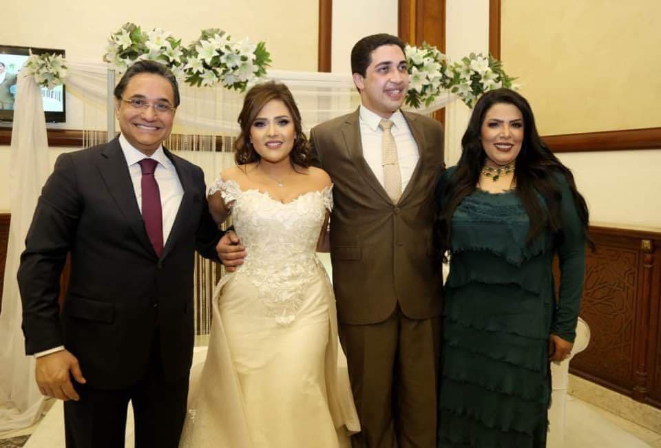 العروسان مع الكاتب عبد الرحيم على