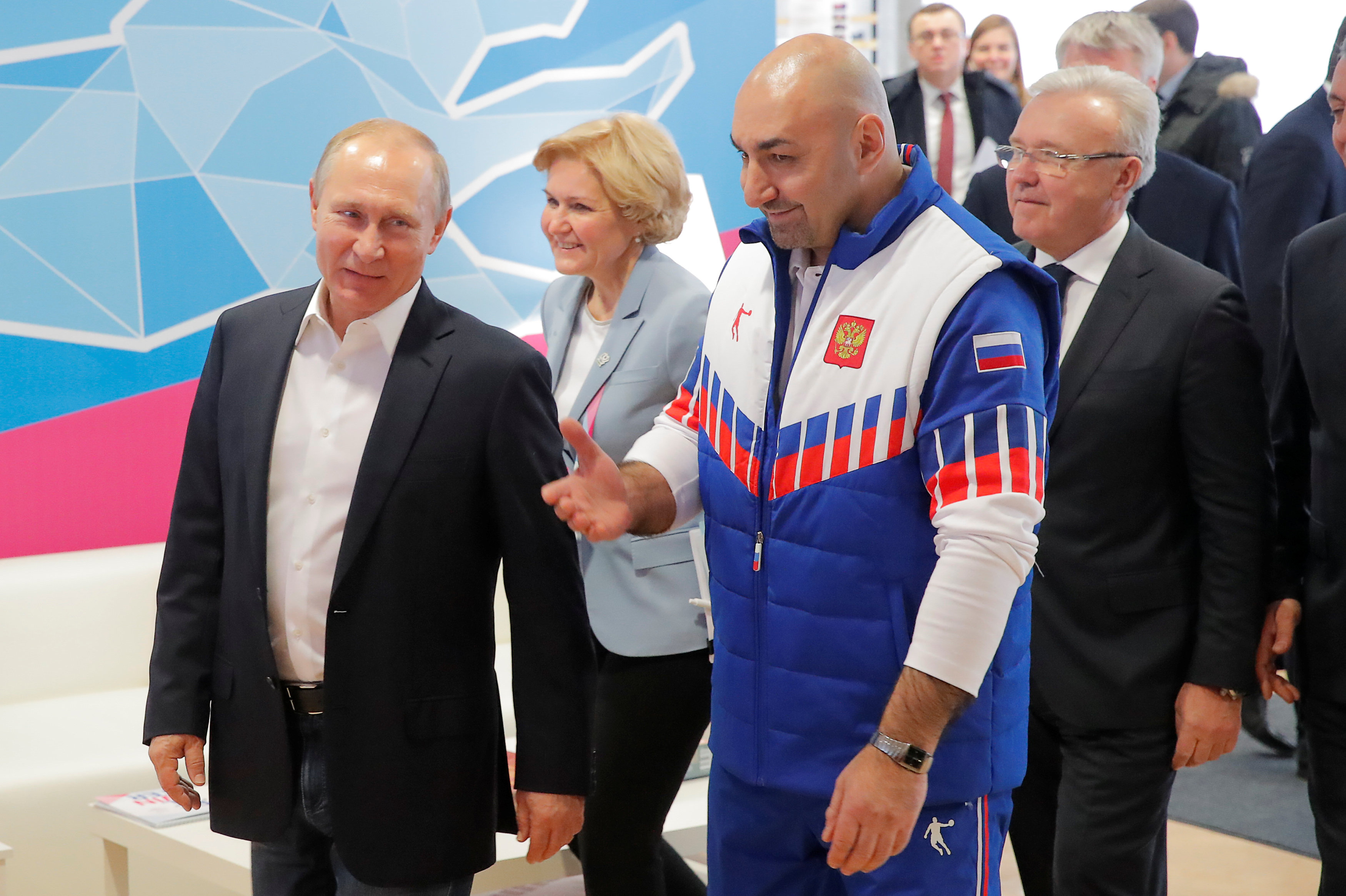 الرئيس الروسى مع مدرب الفريق الفائز