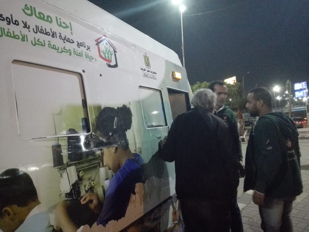 فريق أطفال بلا مأوى ينقذ مسن بالقاهرة وينقله لدار رعاية فريق أطفال بلا مأوى ينقذ مسن بالقاهرة وينقله لدار رعاية