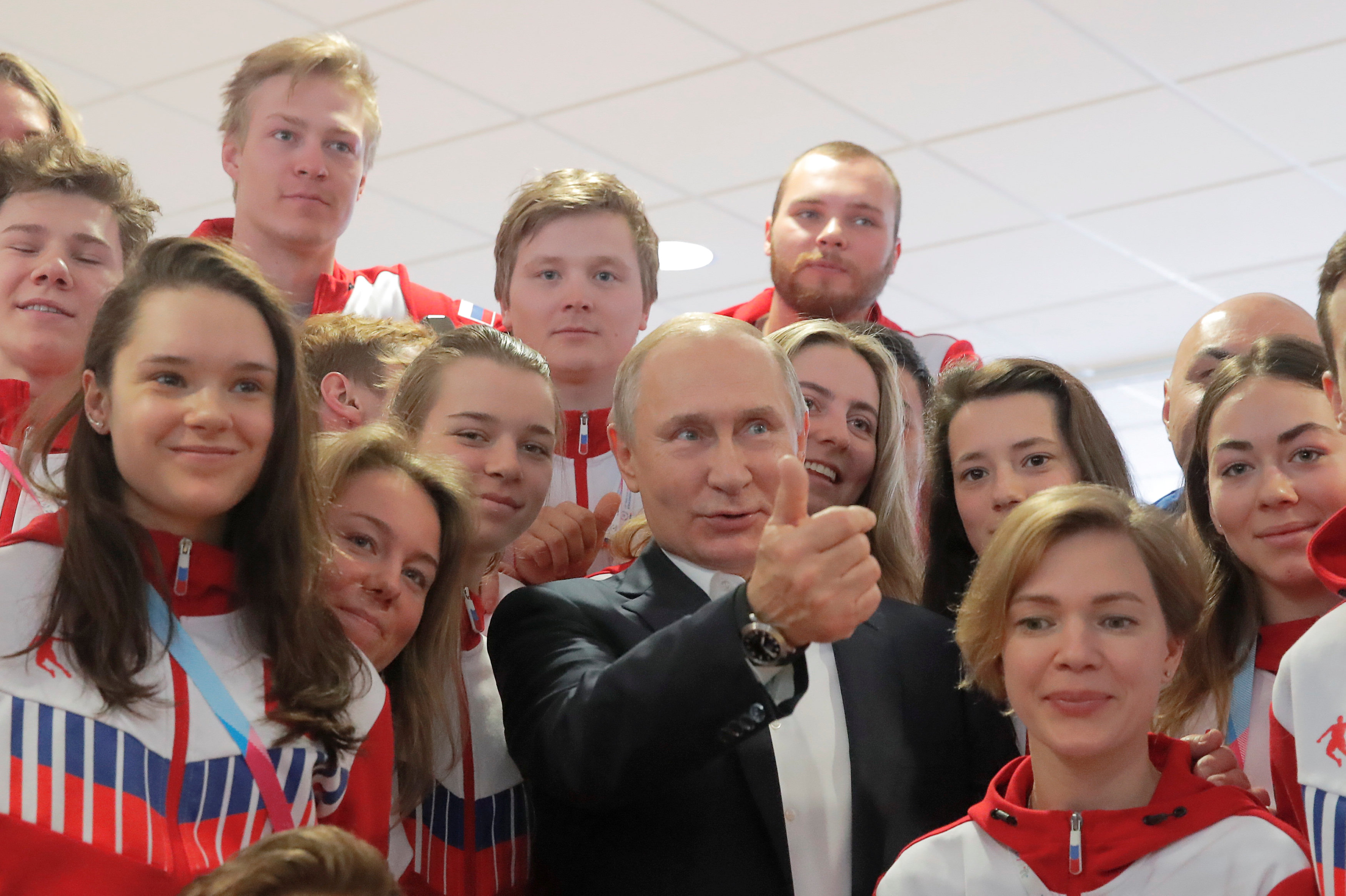 الرئيس الروسى يلتقط صورة تذكارية مع عدد من اللاعبين