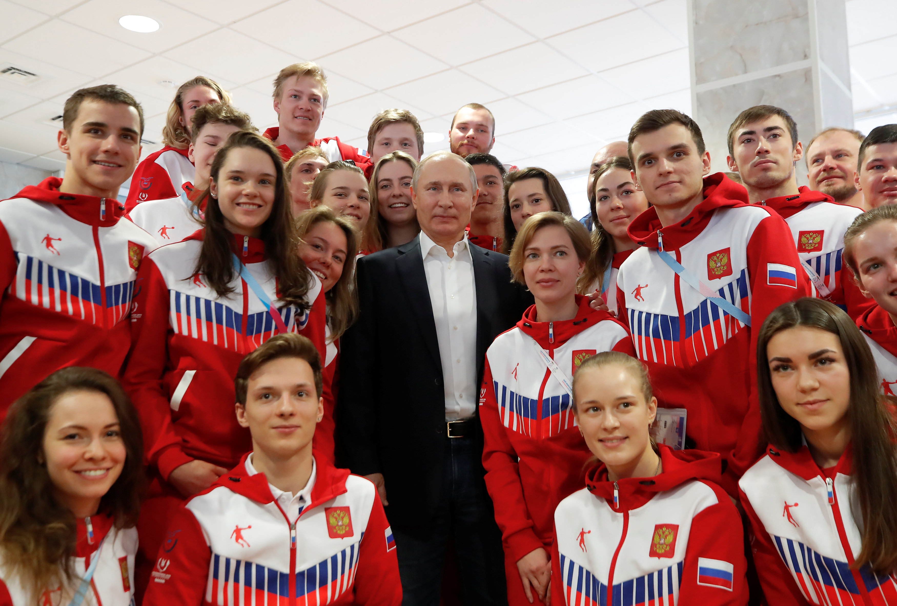 بوتين فى صورة جماعية مع الفائزين