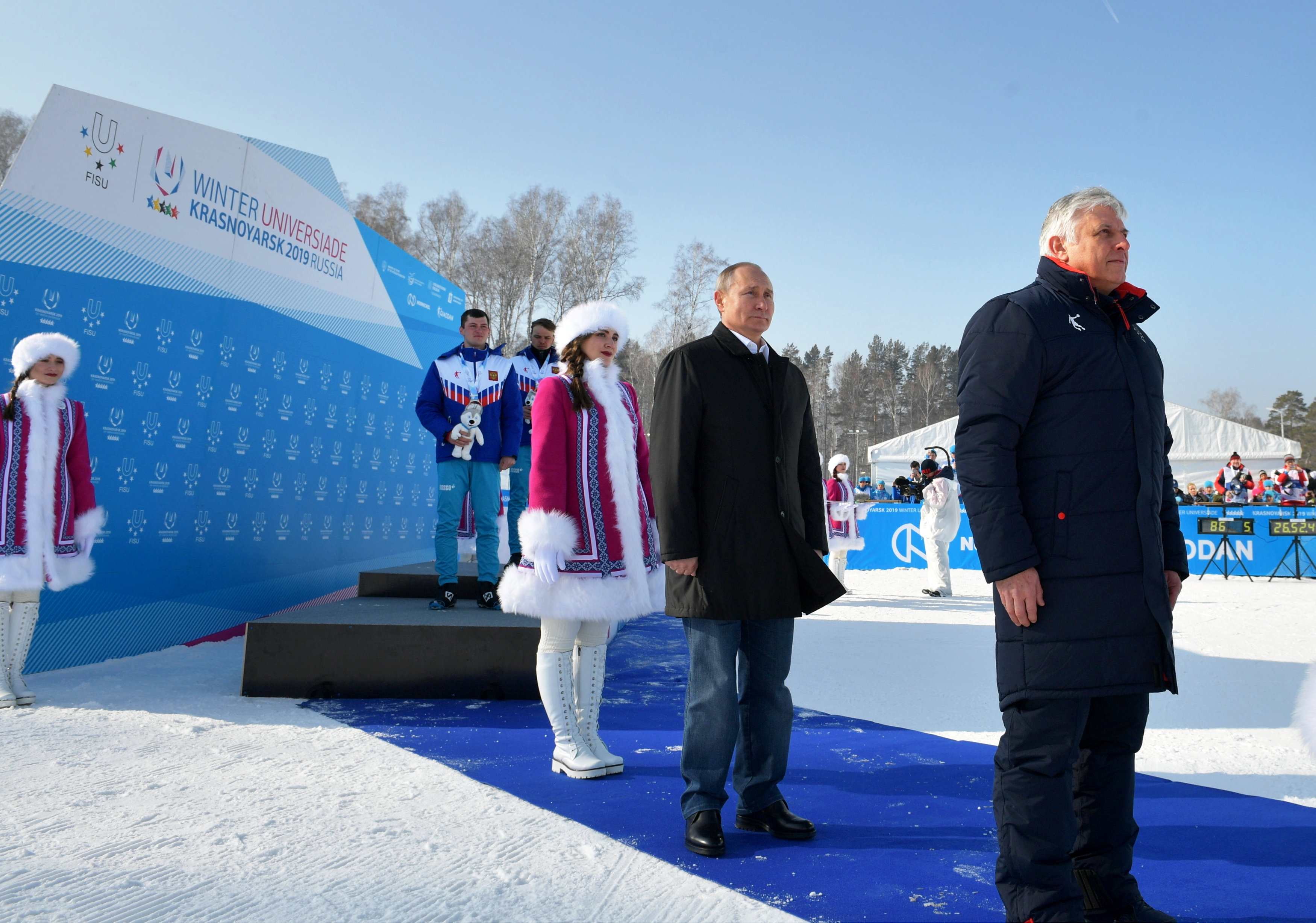 بوتين يقف على منصة التتويج أثناء عزف السلام الوطنى الروسى
