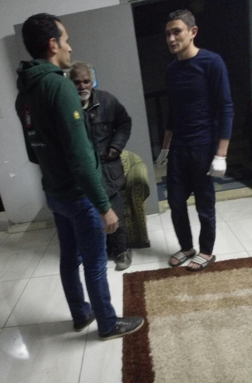 فريق أطفال بلا مأوى ينقذ مسن بالقاهرة وينقله لدار رعاية فريق أطفال بلا مأوى ينقذ مسن بالقاهرة وينقله لدار رعاية