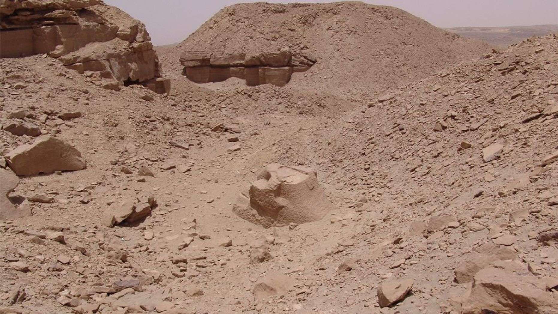 الموقع قبل اكتشاف التمثالين
