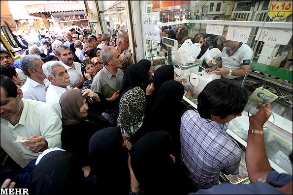 اصطفاف الايرانيون لشراء السلع