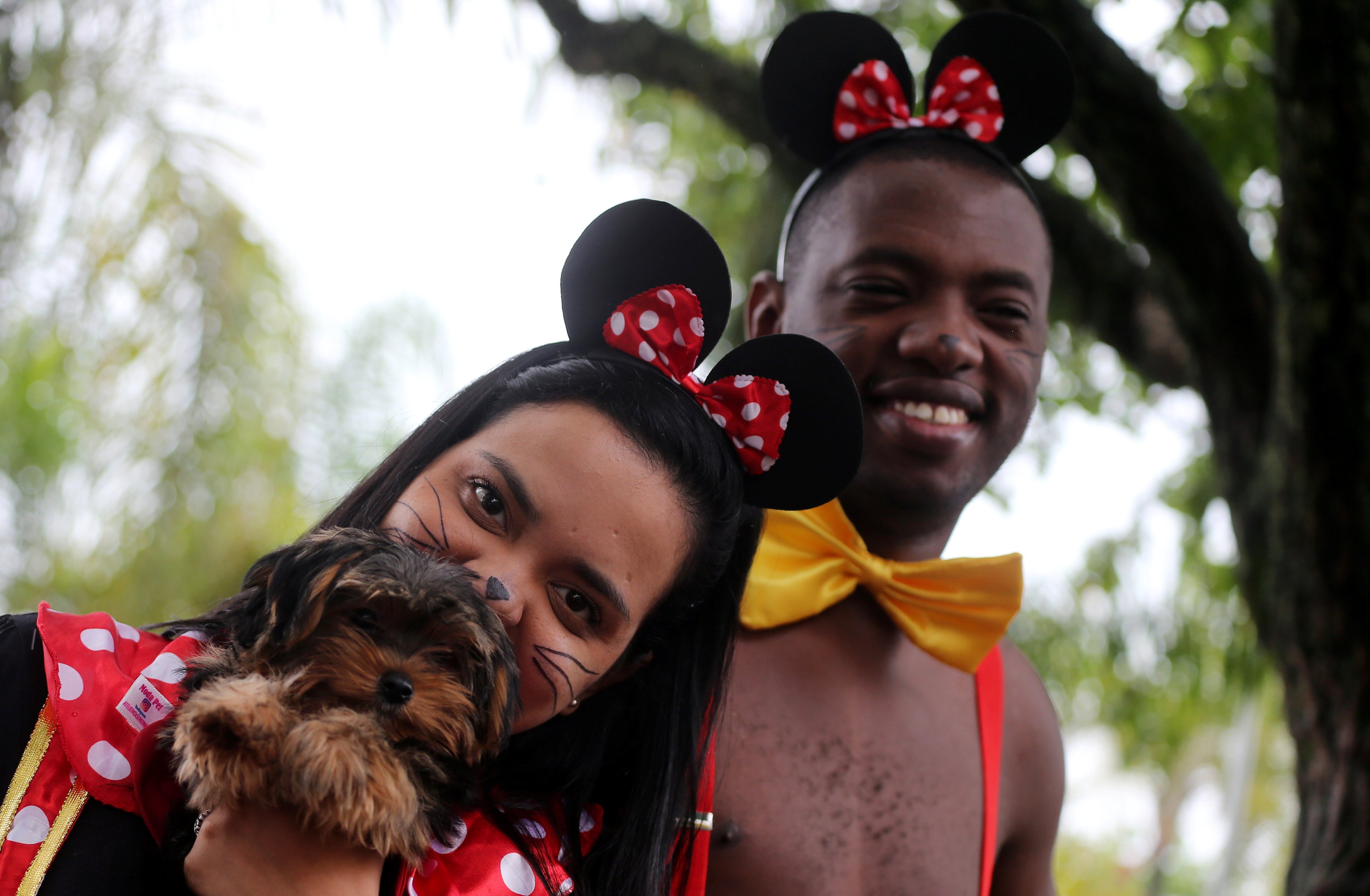 أسرة برازيلية تحتفى بكلبها فى المهرجان