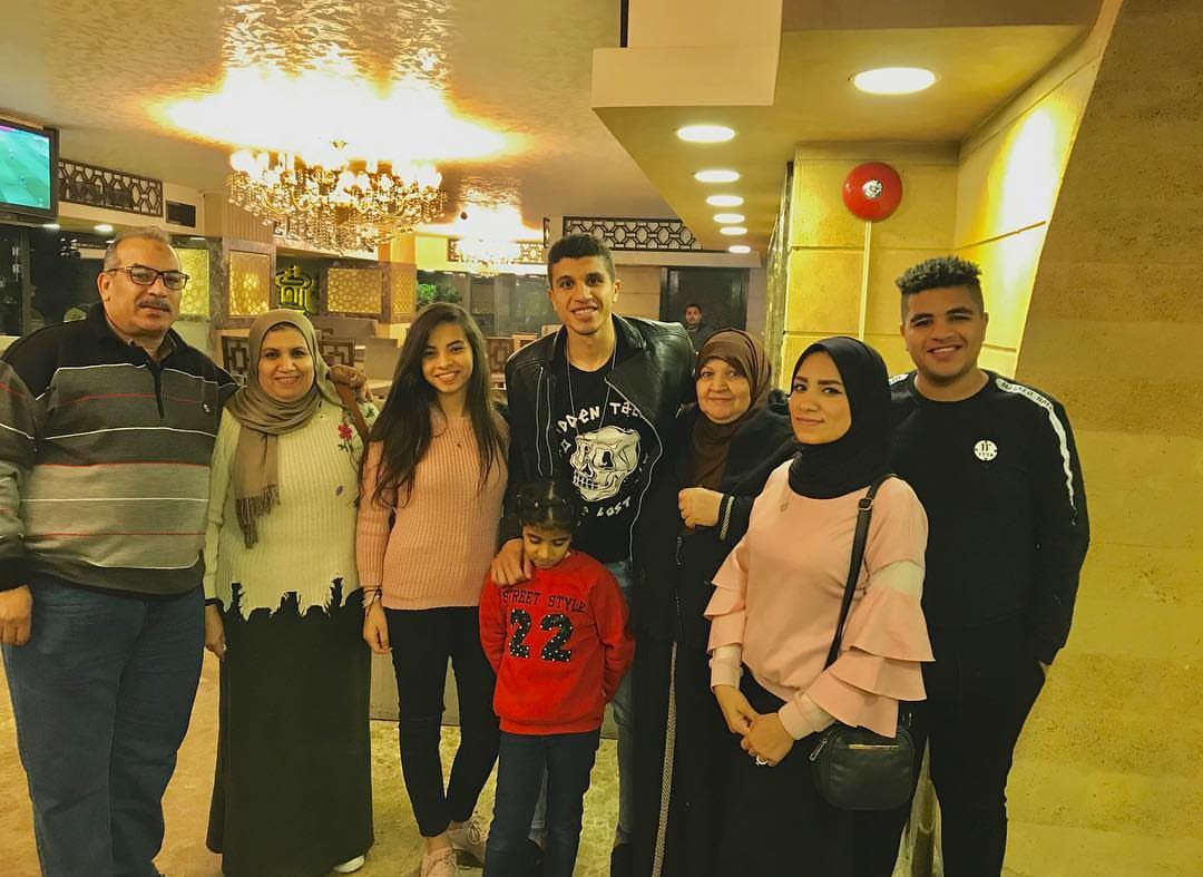 مدافع الزمالك برفقة العائلة مدافع الزمالك برفقة العائلة