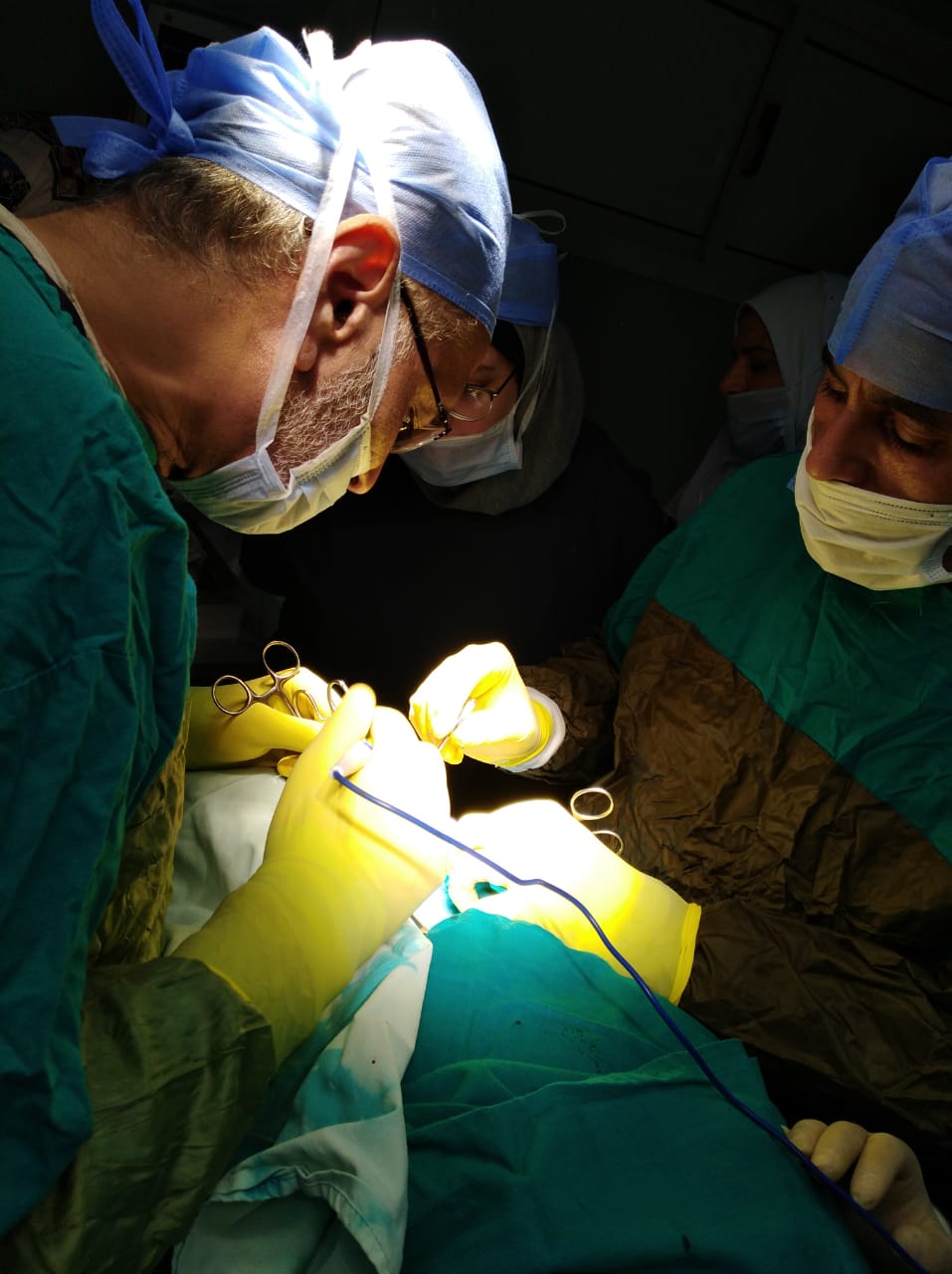 استئصال ورم سرطانى بحنجرة  (2)