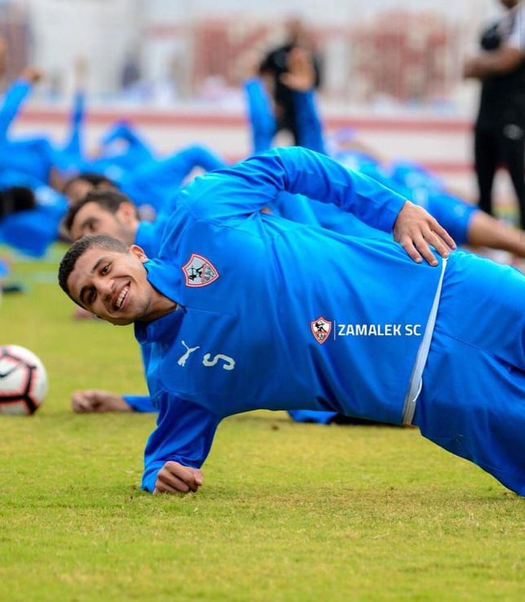 مدافع الزمالك بتدريب الفريق الابيض مدافع الزمالك بتدريب الفريق الابيض