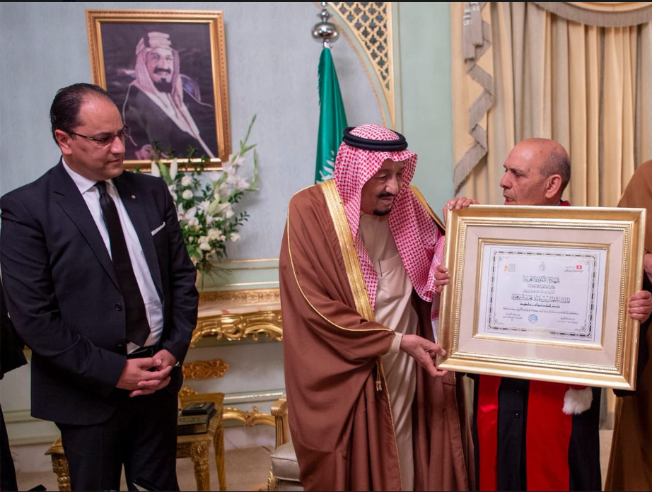 الملك سلمان بن عبد العزيز يحصل على الدكتوراه الفخرية من جامعة القيروان فى تونس