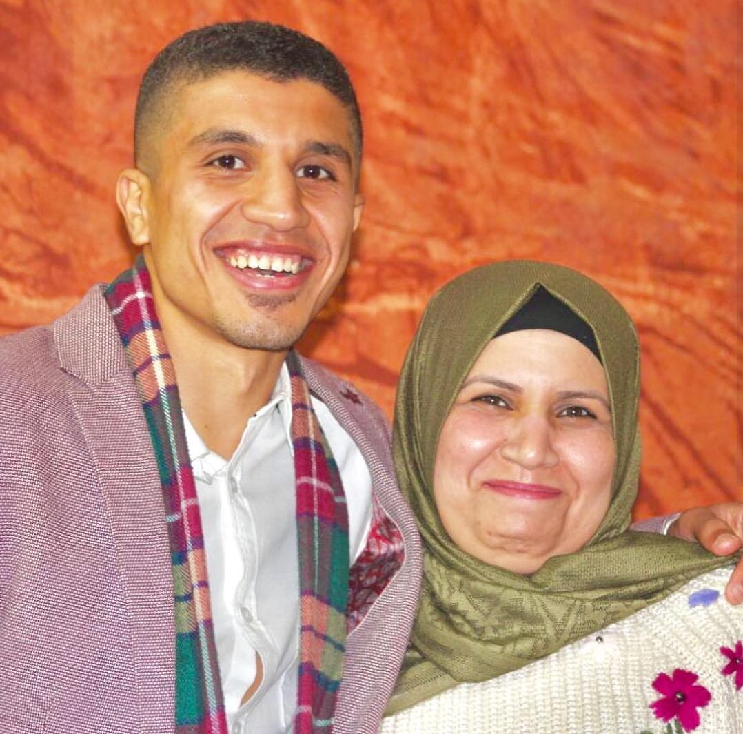 مدافع الزمالك برفقة والدته مدافع الزمالك برفقة والدته