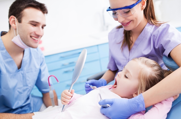 اعرفى مميزات الزواج من طبيب الأسنان (1)