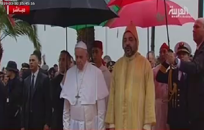 العاهل المغربى فى استقبال البابا فرانسيس