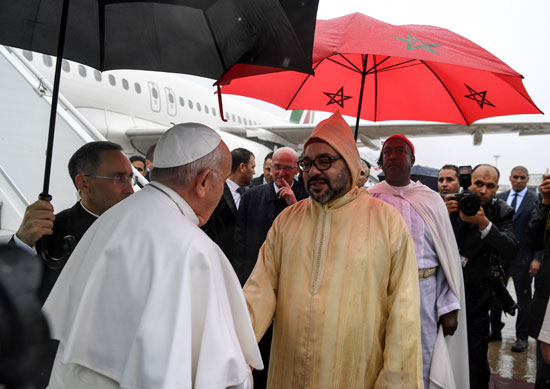 الملك-محمد-السادس-فى-استقبال-البابا-فرانسيس-بالمغرب-(1)