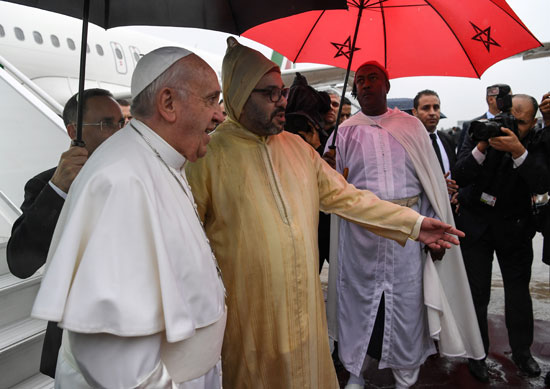 الملك-محمد-السادس-فى-استقبال-البابا-فرانسيس-بالمغرب-(2)