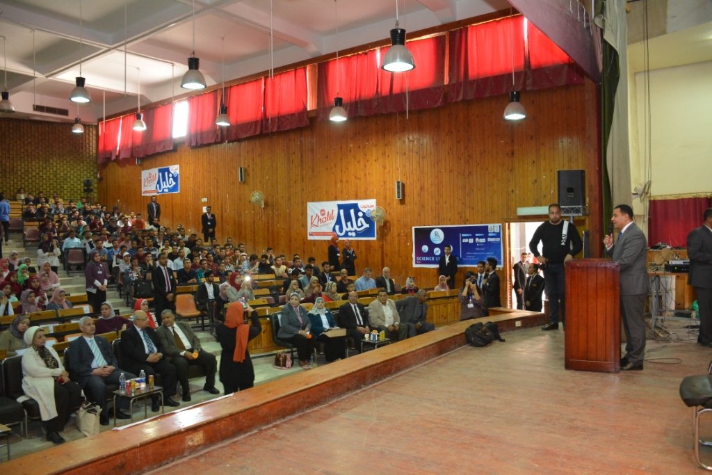 انطلاق أعمال المؤتمر السنوي الثالث لأبحاث طلاب كلية الصيدلة بجامعة أسيوط (5)