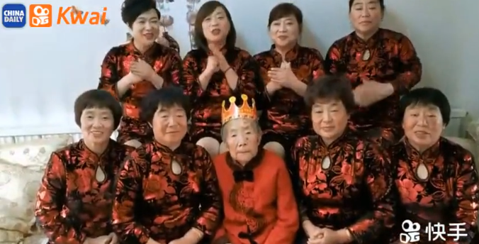 الصينية مع بناتها (1)