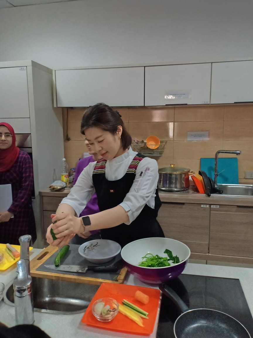 الطباخة الكورية أثناء حصة الطهى (1)