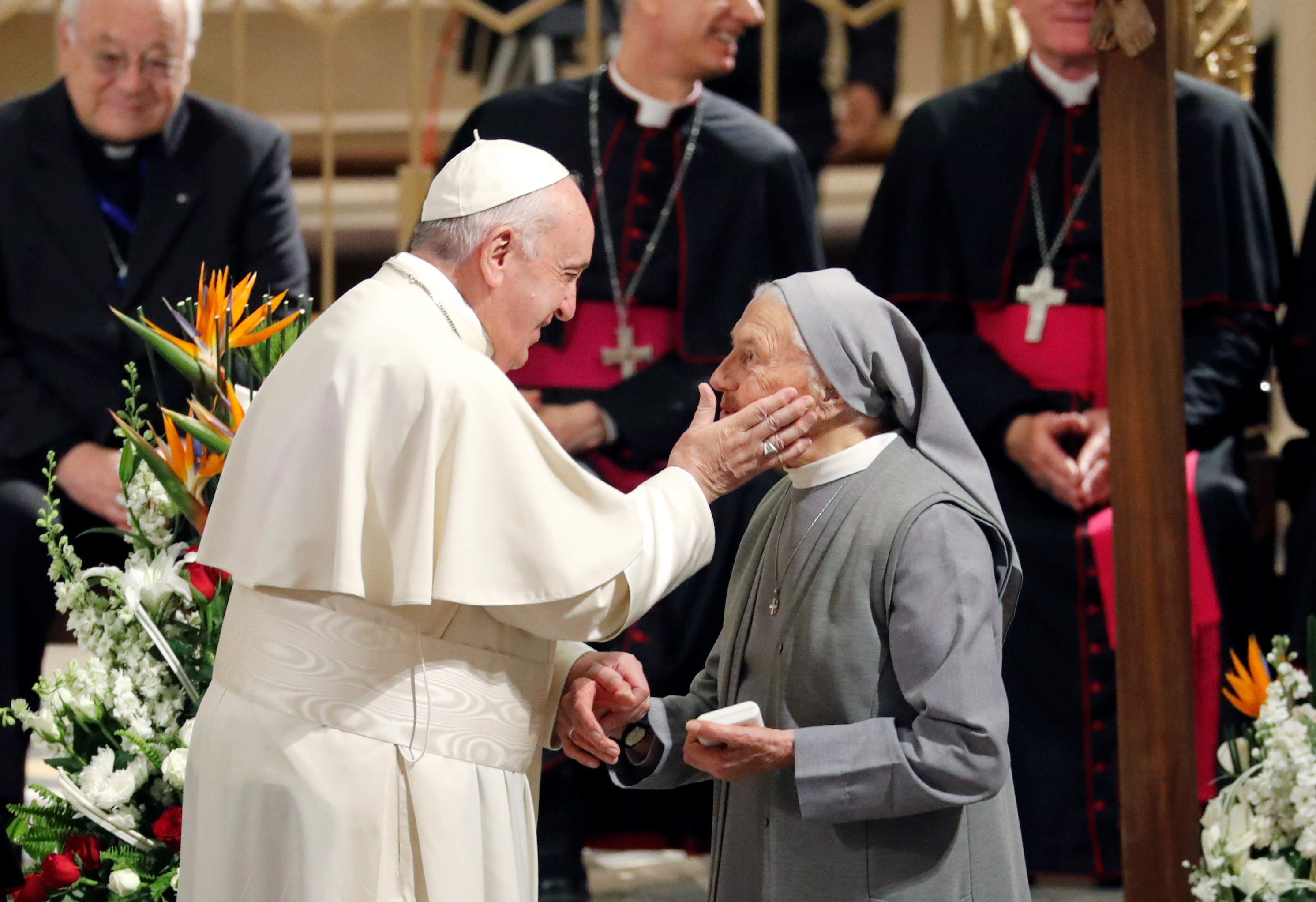 البابا فرنسيس يصافح إحدى الراهبات