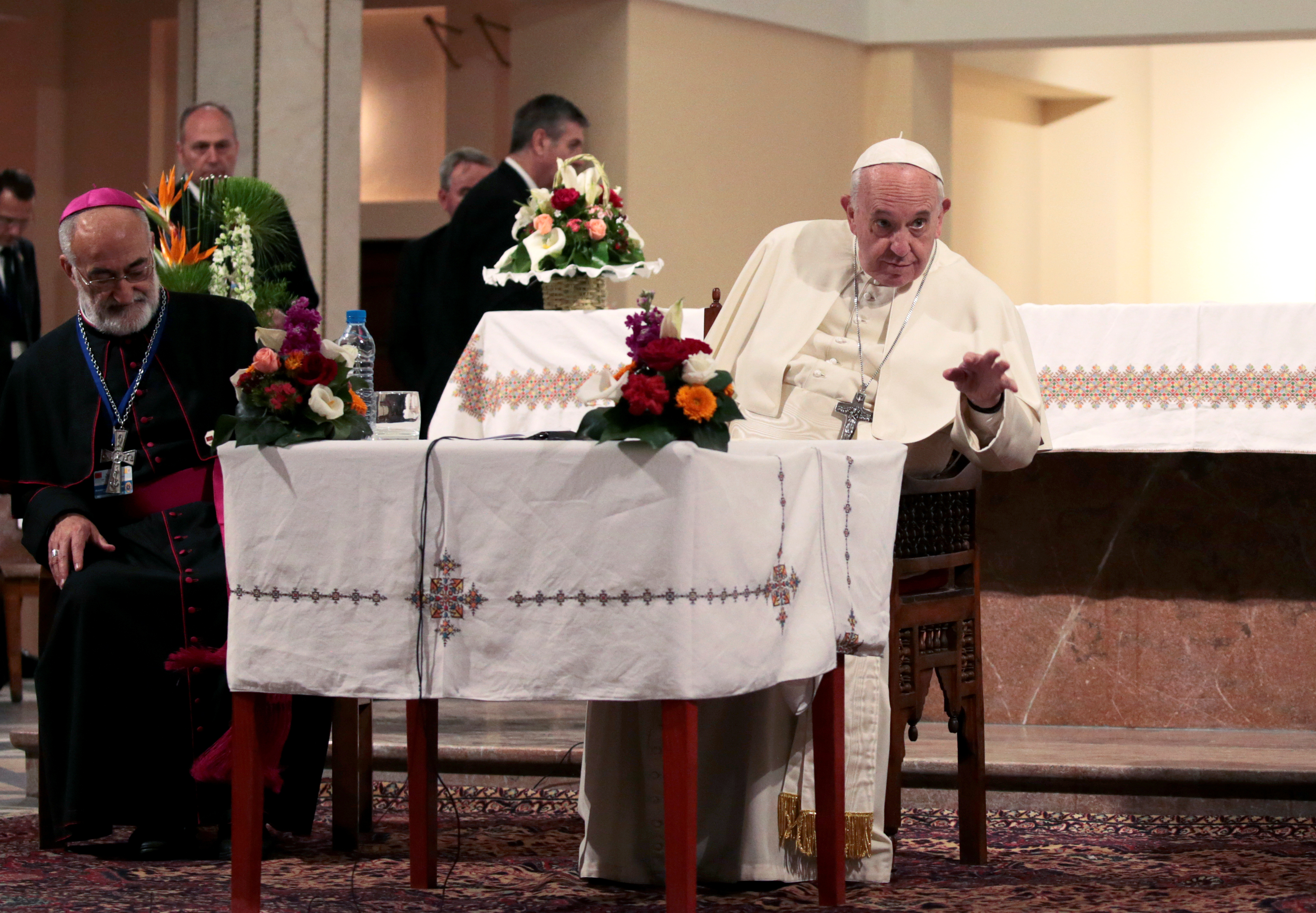 بابا الفاتيكان أثناء لقاءه بممثلى الطوائف المسيحية