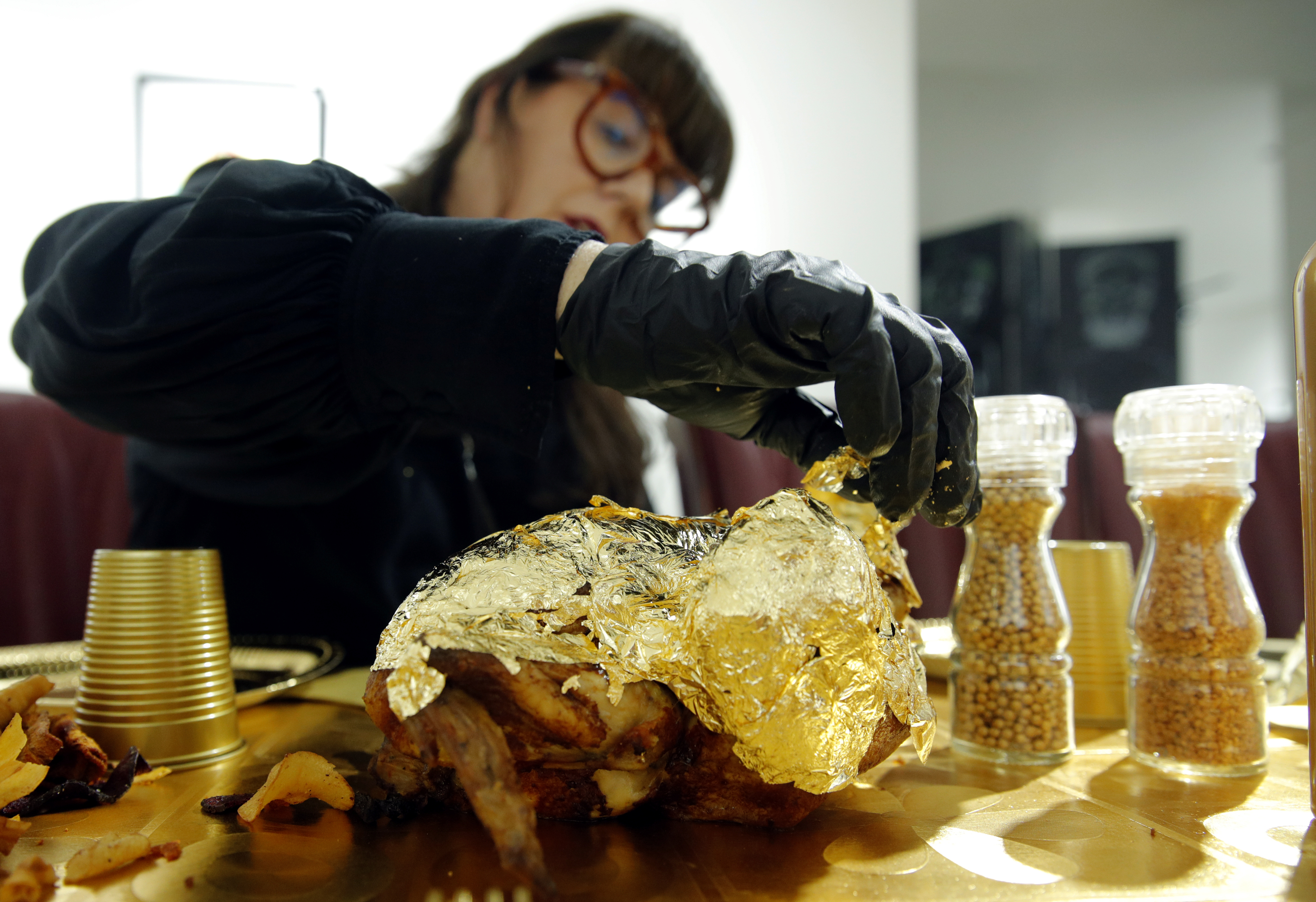 الفنانة الفرنسية تغطى الطعام بأوراق الذهب الخالص