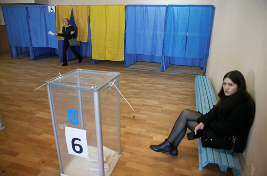 فتاة تنتظر دورها للإدلاء بصوتها فى انتخابات الرئاسة الأوكرانية