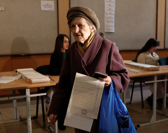سيدة تشارك فى الانتخابات بأوكرانيا