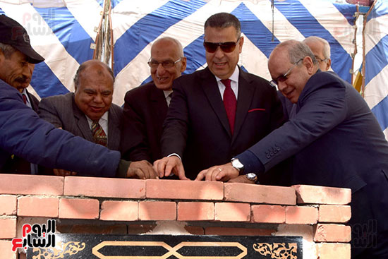 محافظ بني سويف ورئيس مجلس الدولة يضعان حجر أساس مشروع مجمع المحاكم  (2)