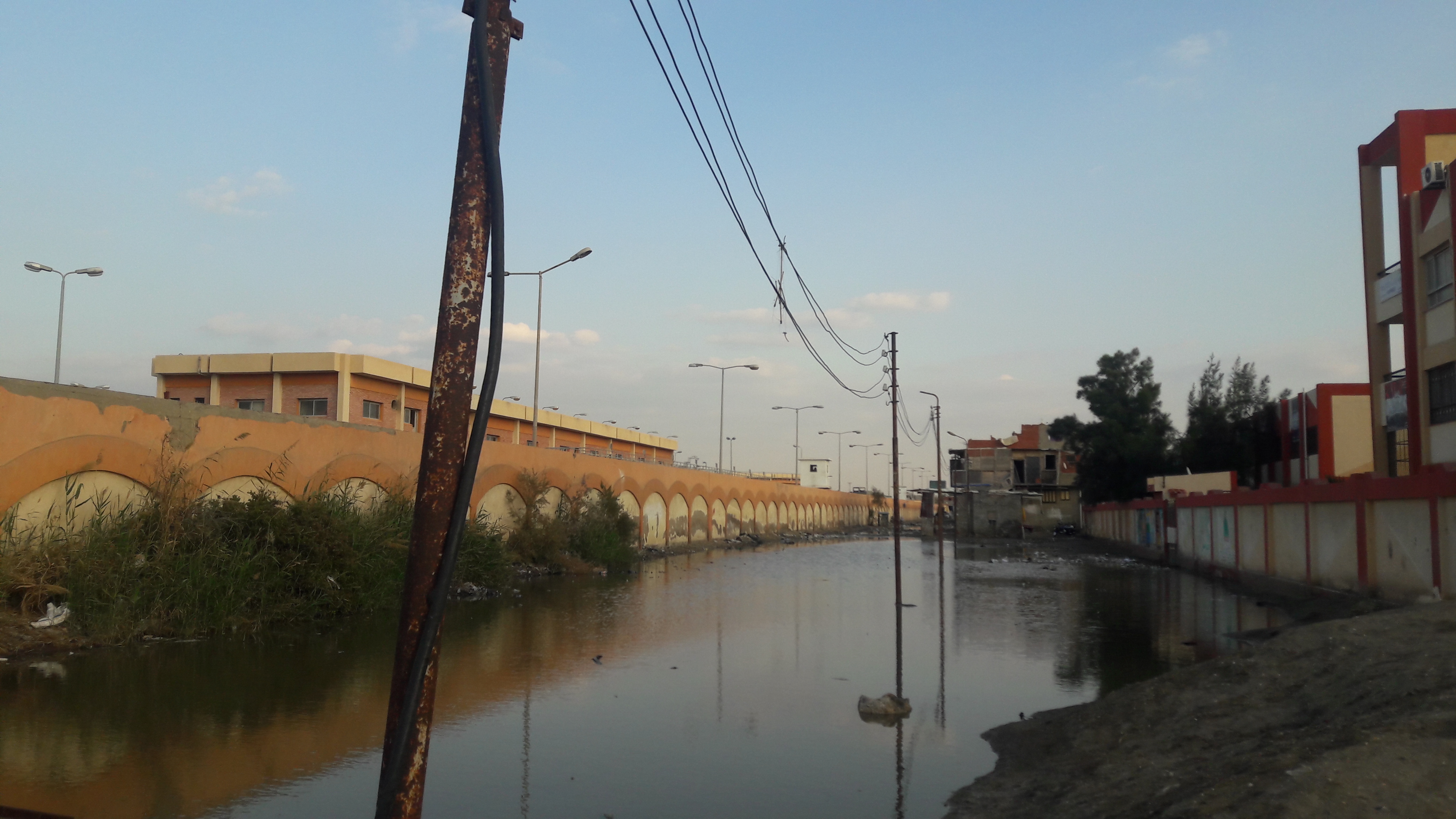 مدرسة ببورسعيد تغرق فى مياه المجارى .. واعمدة الكهرباء تهدد أرواح التلاميذ (2)