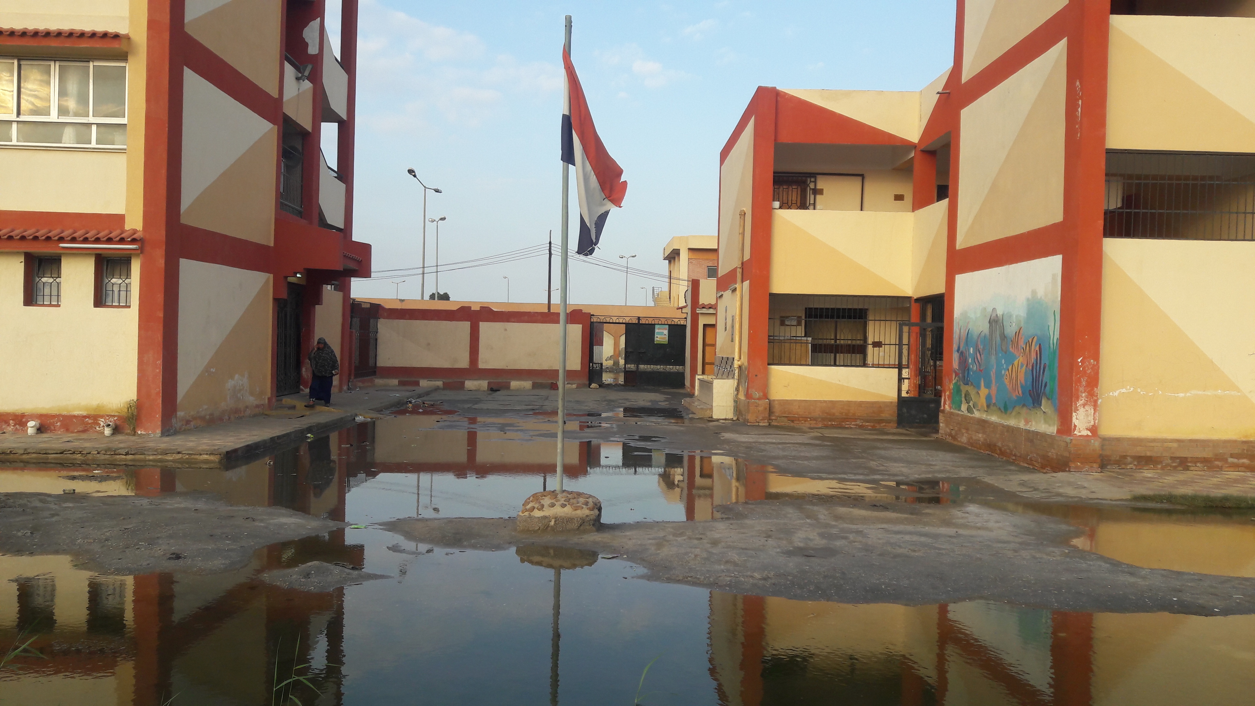 ٢٠١٩٠٣٠٢مدرسة ببورسعيد تغرق فى مياه المجارى .. واعمدة الكهرباء تهدد أرواح التلاميذ_١٦٥٠٤٤