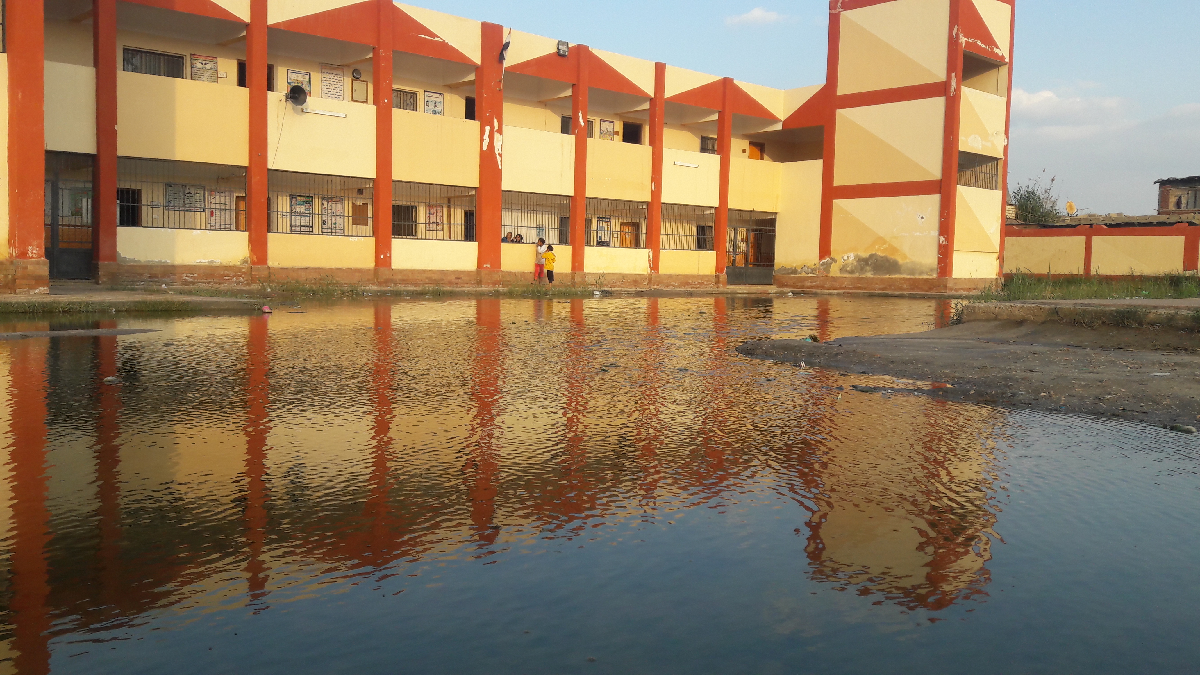٢٠١٩مدرسة ببورسعيد تغرق فى مياه المجارى .. واعمدة الكهرباء تهدد أرواح التلاميذ٠٣٠٢_١٦٥٠٠٦ (1)