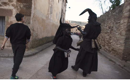 القرون والملابس السوداء علامات مميزة لمهرجان الشياطين فى اسبانيا